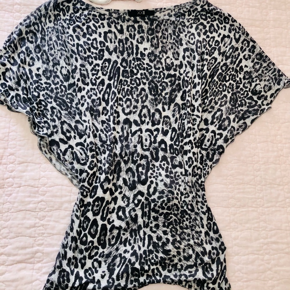👛 Forever 21 Gray Animal Print Top